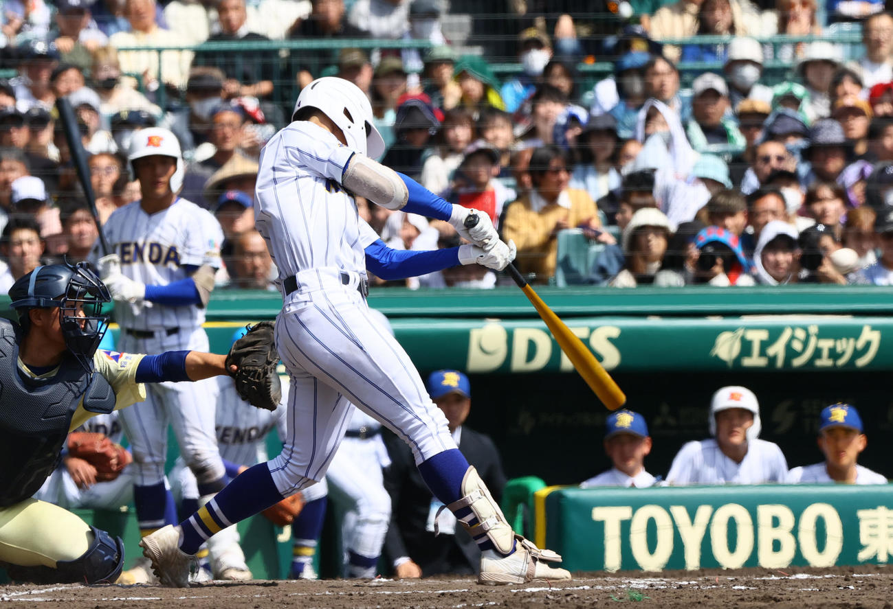 高崎健康福祉大高崎対星稜　7回表高崎健康福祉大高崎2死三塁、高山は左に適時二塁打を放つ（撮影・上山淳一）