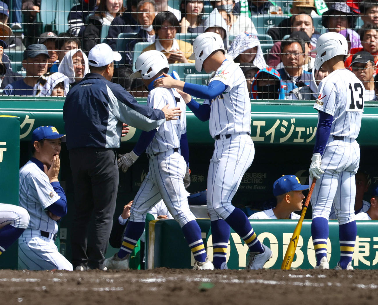 高崎健康福祉大高崎対星稜　4回表高崎健康福祉大高崎無死二、三塁、中越え2点適時二塁打を放った加藤（中央）は手当を受けにベンチへ戻る（撮影・上山淳一）