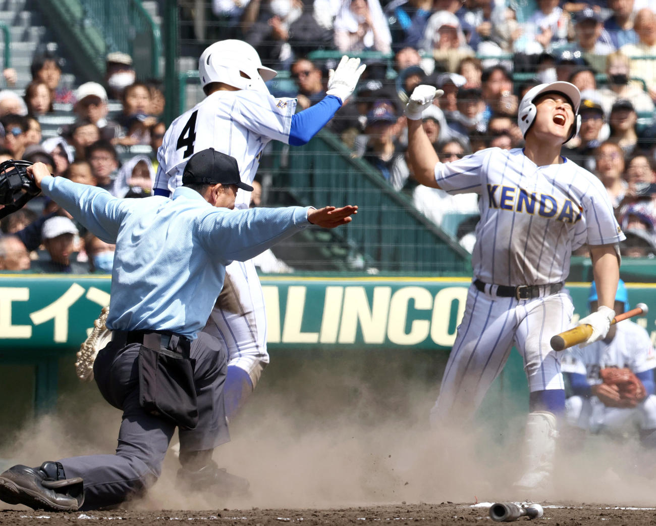 高崎健康福祉大高崎対星稜　7回表高崎健康福祉大高崎2死二塁、二走・高山（4）は箱山の左前適時打で生還する。右は次打者の森山（撮影・上山淳一）