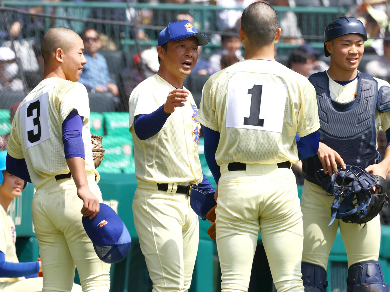 高崎健康福祉大高崎対星稜　初回を無失点で終えた佐宗（手前）に話す星稜の山下監督（左から2人目）（撮影・上山淳一）