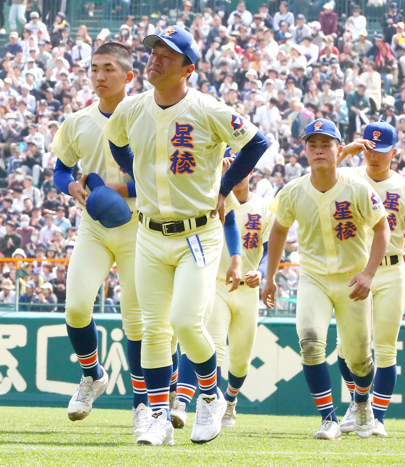 高崎健康福祉大高崎対星稜　高崎健康福祉大高崎に敗れ、選手たちと引き揚げる星稜の山下監督（手前）（撮影・上山淳一）