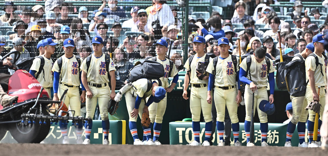 高崎健康福祉大高崎対星稜　決勝進出を逃し悔しがる星稜の選手たち（撮影・滝沢徹郎）