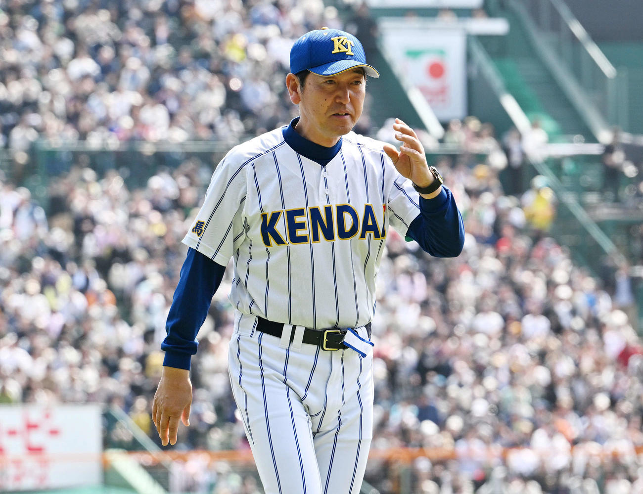高崎健康福祉大高崎対星稜　試合後、感極まった表情の高崎健康福祉大高崎・青柳監督（撮影・滝沢徹郎）