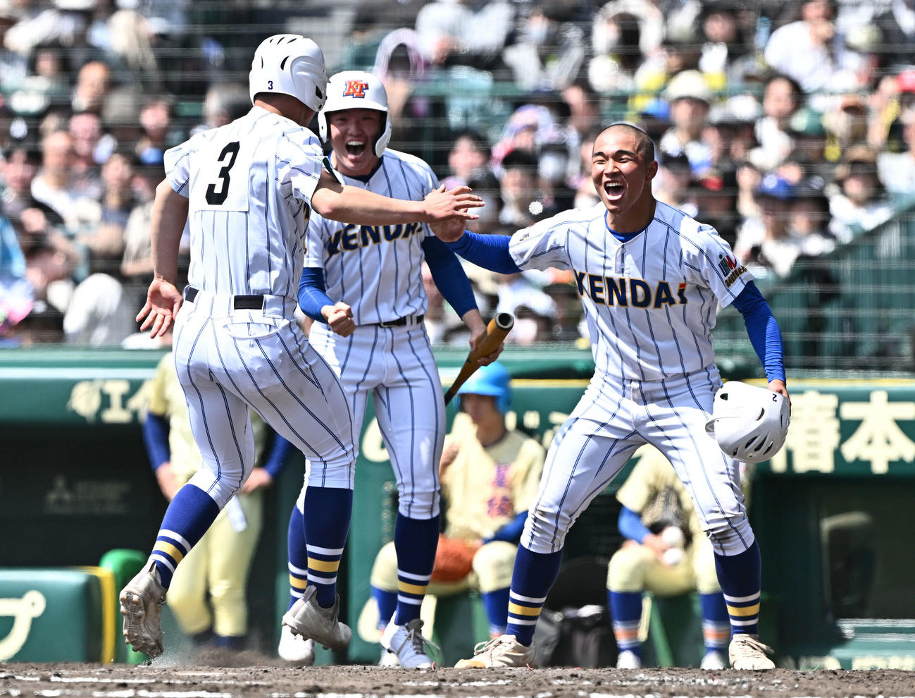 高崎健康福祉大高崎対星稜　4回表高崎健康福祉大高崎無死二、三塁、加藤の中2点適時二塁打から生還した箱山（右）はチームメートと喜ぶ（撮影・滝沢徹郎）