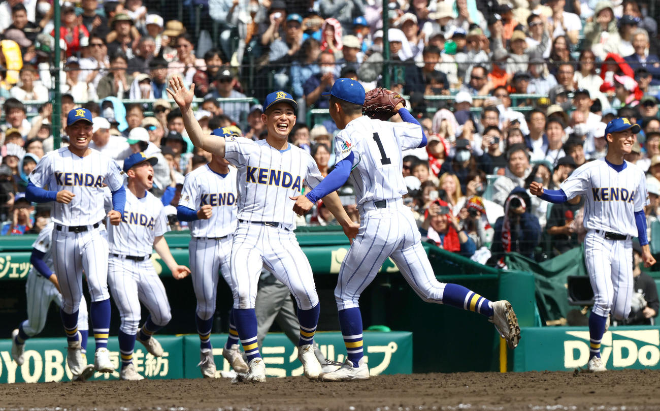 高崎健康福祉大高崎対星稜　星稜に勝利し歓喜する高崎健康福祉大高崎ナイン（撮影・上山淳一）