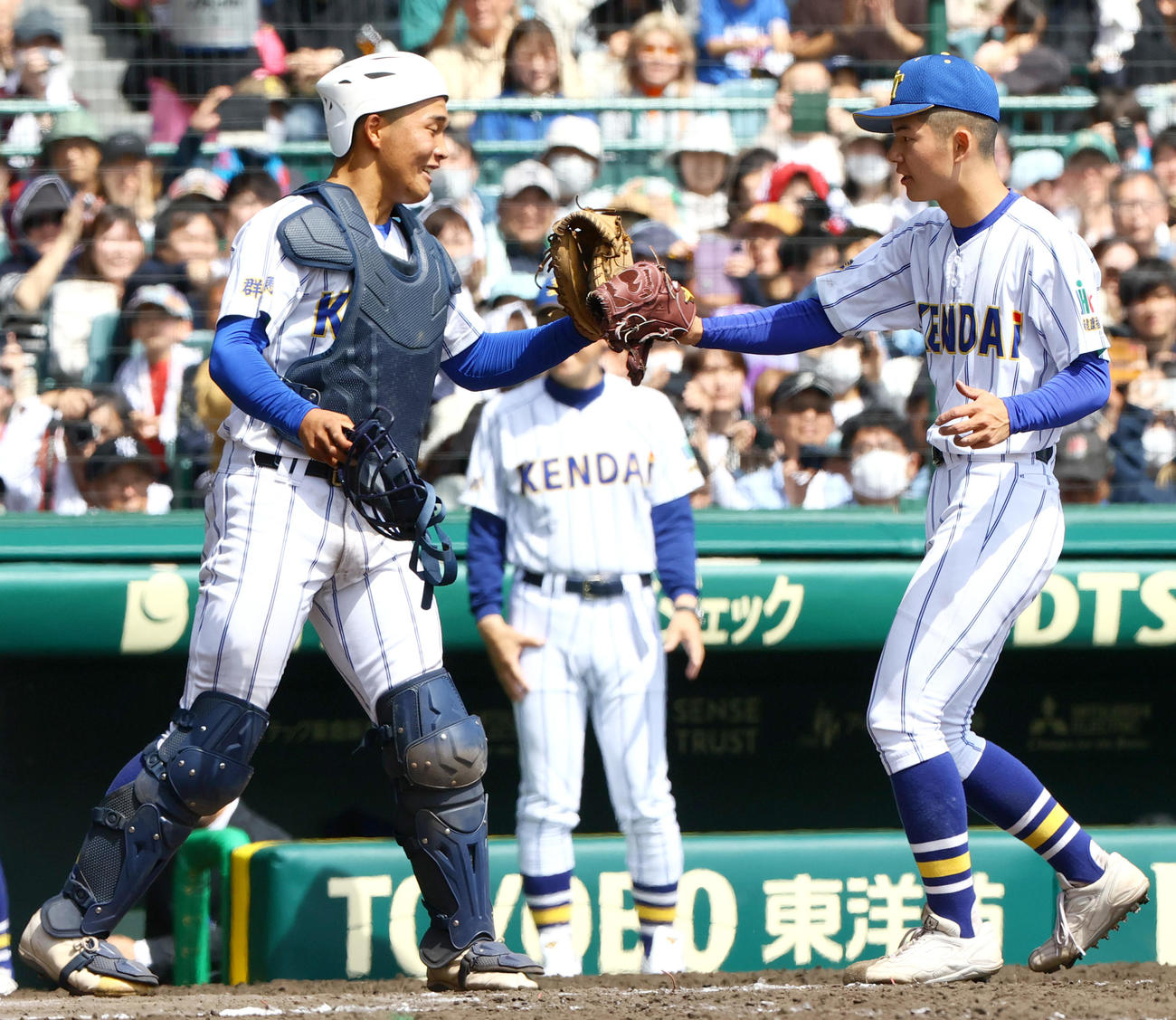 高崎健康福祉大高崎対星稜　星稜に勝利しタッチをかわす高崎健康福祉大高崎の佐藤（右）と捕手・箱山（撮影・上山淳一）