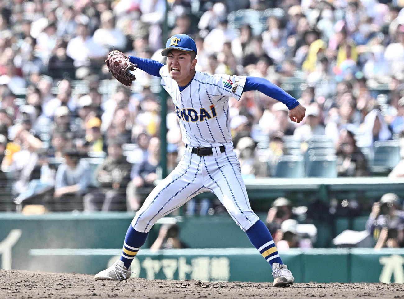 高崎健康福祉大高崎対星稜　9回裏星稜2死、萩原を空振り三振に仕留めガッツポーズする佐藤（撮影・滝沢徹郎）