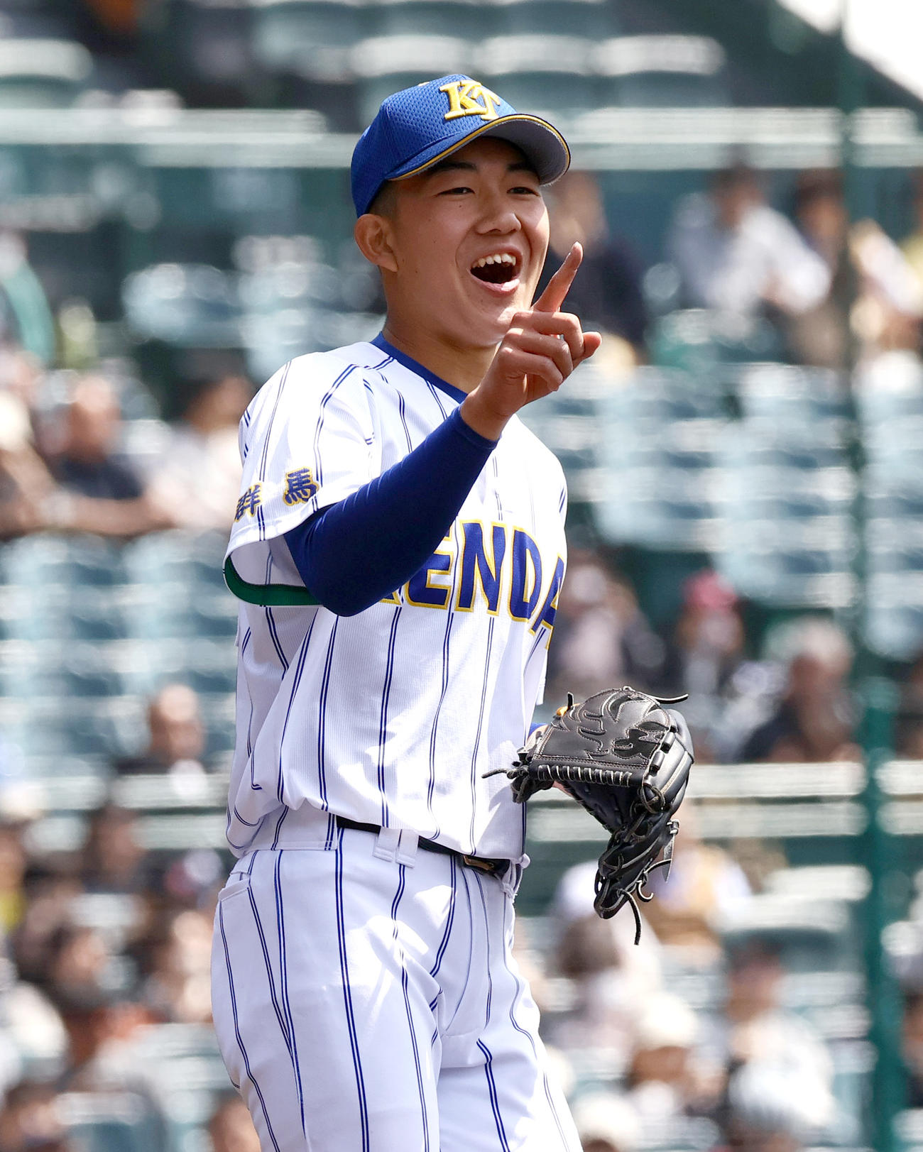高崎健康福祉大高崎対星稜　高崎健康福祉大高崎先発の石垣は先頭打者・吉田を遊ゴロに仕留め笑顔を見せる（撮影・上山淳一）