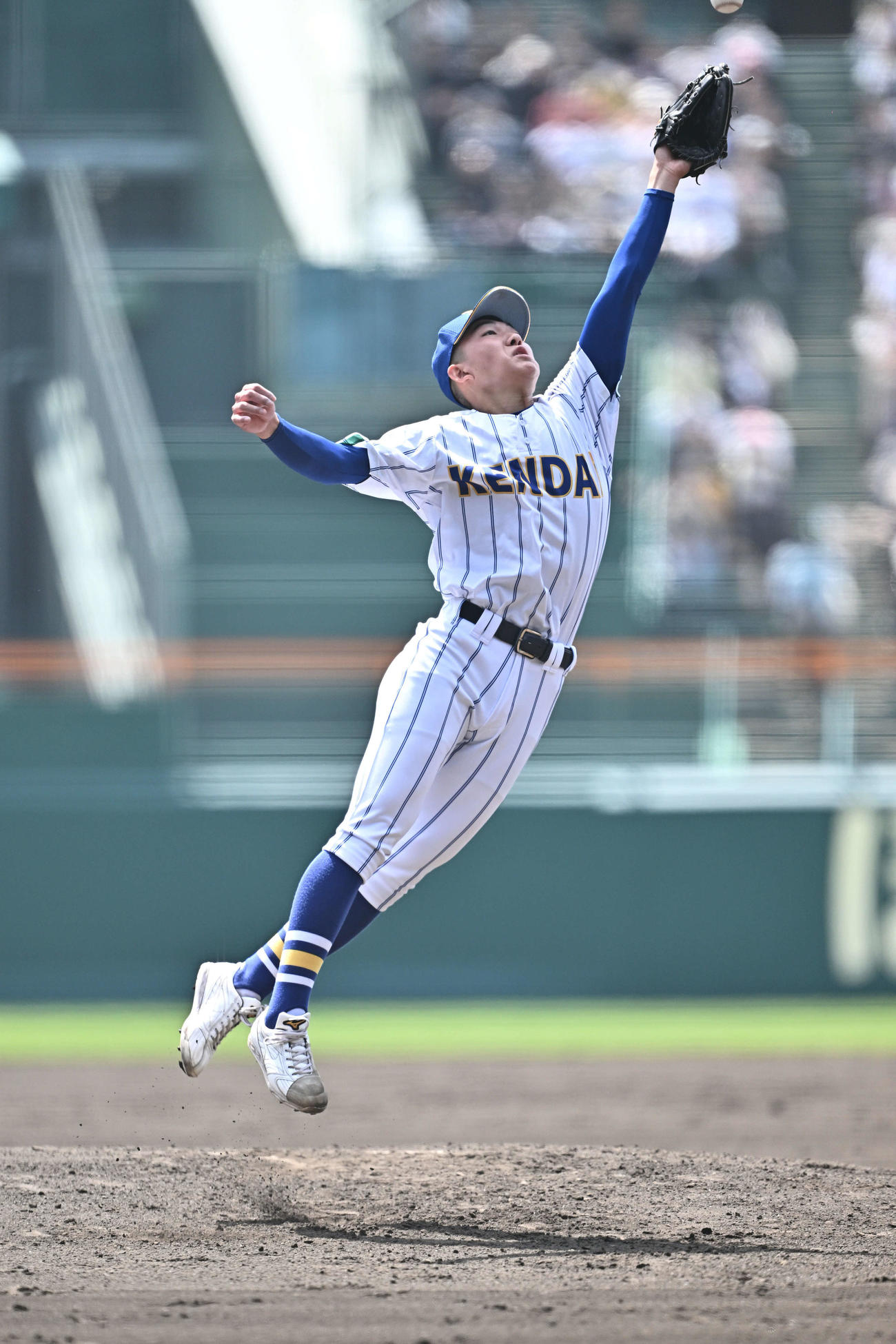 高崎健康福祉大高崎対星稜　2回裏星稜2死三塁、石垣は中島幹の打球に反応するも捕れず、先制遊撃適時内野安打を許す（撮影・滝沢徹郎）