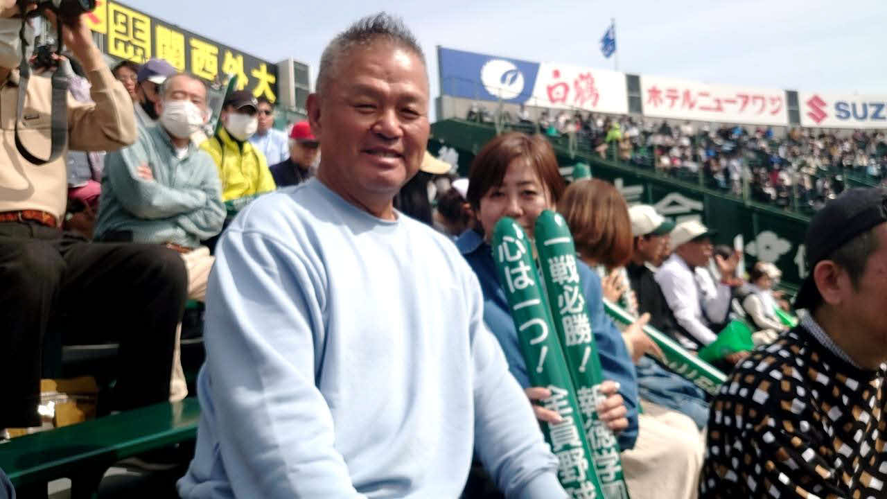高崎健康福祉大高崎対星稜　三塁側アルプスから報徳学園の後輩たちの2年連続決勝進出を見届けた金村義明氏。右はOBの広島小園の母こず江さん（撮影・堀まどか）
