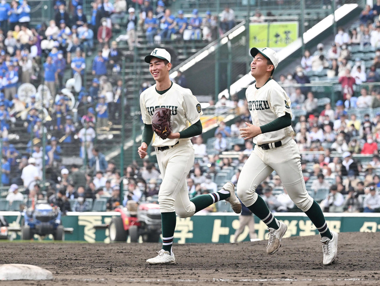 中央学院対報徳学園　決勝進出を決め応援団のもとへ走る報徳学園今朝丸（左）と間木（撮影・滝沢徹郎）