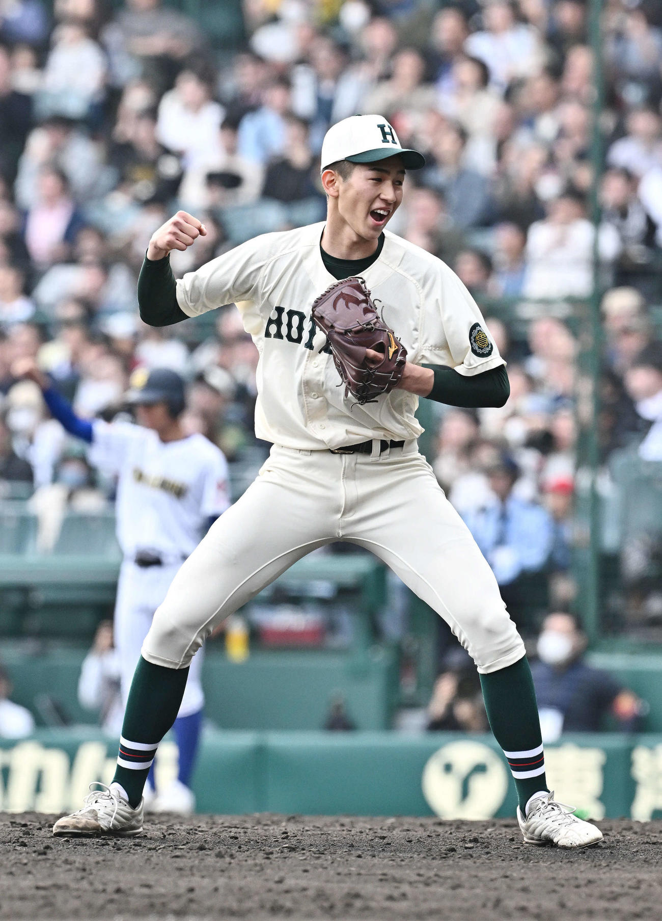 中央学院対報徳学園　9回表中央学院2死二、三塁、岩崎を左飛に打ち取りガッツポーズする今朝丸（撮影・滝沢徹郎）