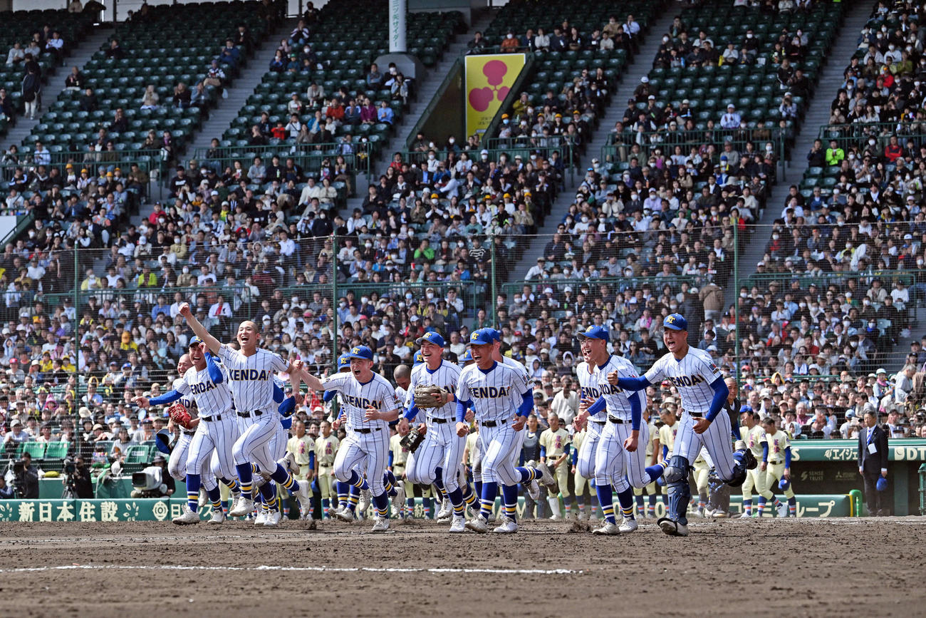 高崎健康福祉大高崎対星稜　決勝進出を決め応援団のもとへ駆け出す高崎健康福祉大高崎の選手たち（撮影・滝沢徹郎）