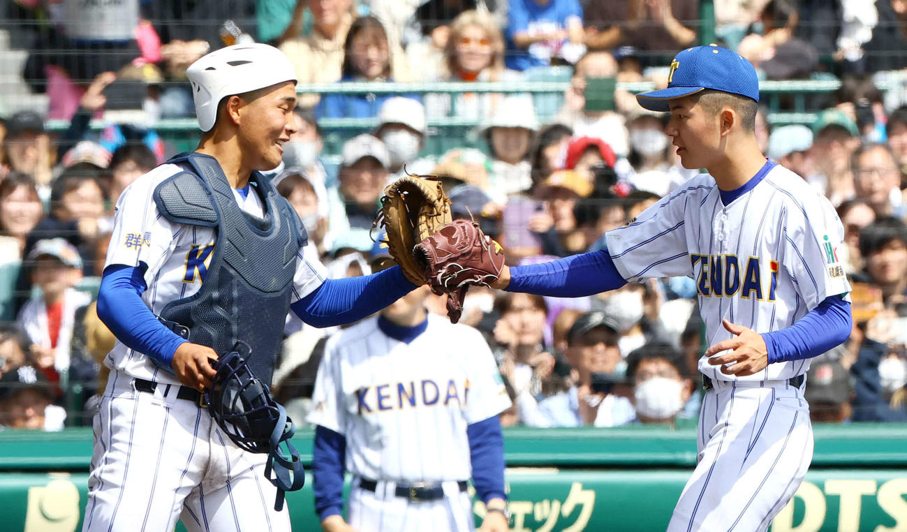 高崎健康福祉大高崎対星稜　星稜に勝利しタッチを交わす佐藤（右）と捕手箱山（撮影・上山淳一）