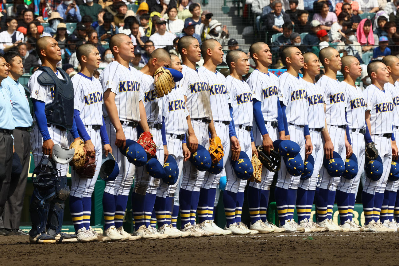 高崎健康福祉大高崎対星稜　星稜に勝利し、校歌を斉唱する高崎健康福祉大高崎ナイン（撮影・上山淳一）