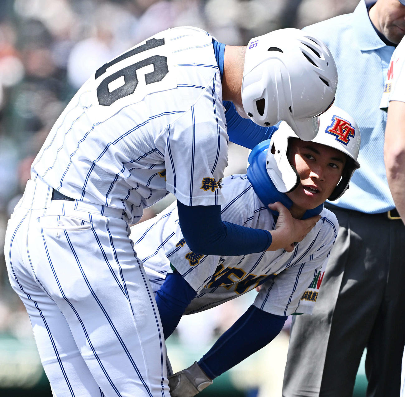 高崎健康福祉大高崎対星稜　4回表高崎健康福祉大高崎無死二、三塁、中2点適時二塁打を放った加藤（右）はアクシデントでベンチへ引き揚げる（撮影・滝沢徹郎）