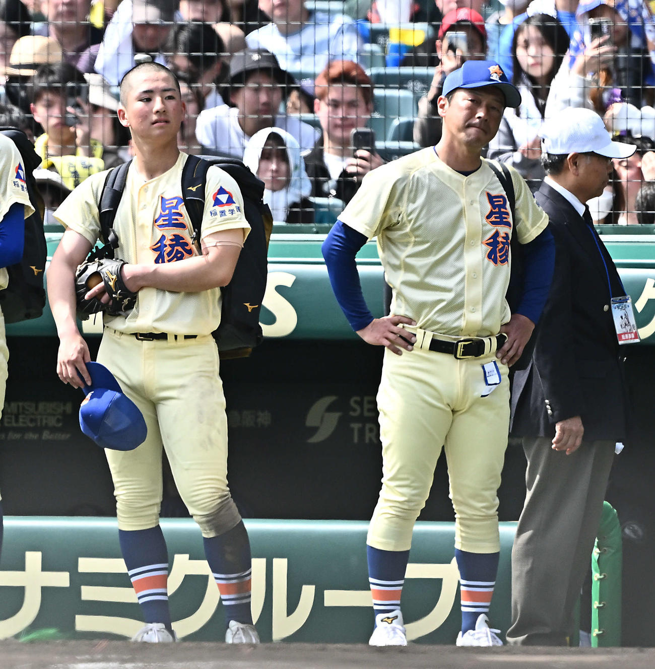 高崎健康福祉大高崎対星稜　決勝進出を逃し悔しげな表情の星稜・山下監督（右）と芦硲主将（撮影・滝沢徹郎）