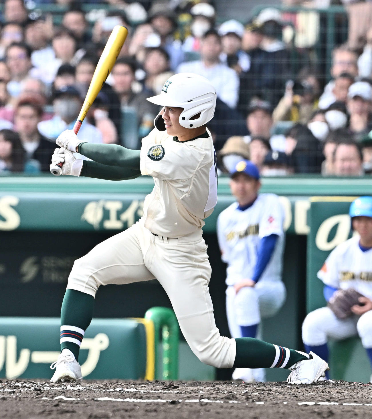 中央学院対報徳学園　4回裏報徳学園1死一、三塁、辻本は右前適時打を放つ（撮影・滝沢徹郎）