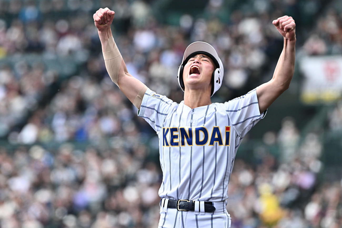 報徳学園対高崎健康福祉大高崎　3回裏、追加点に喜ぶ高崎健康福祉大高崎・金井（撮影・滝沢徹郎）