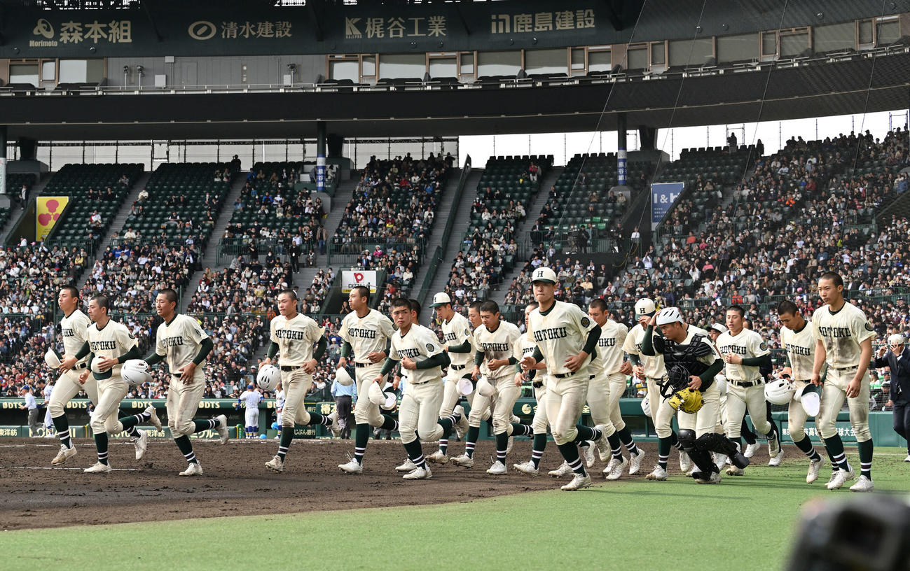報徳学園対高崎健康福祉大高崎　優勝を逃し悔しげにあいさつに向かう報徳学園の選手たち（撮影・滝沢徹郎）