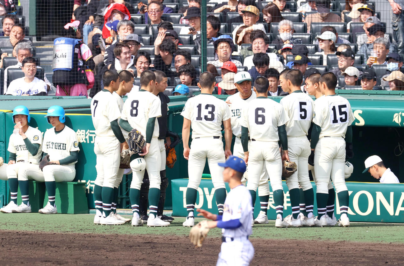 報徳学園対高崎健康福祉大高崎　8回の攻撃を前にベンチ前で報徳学園の大角監督の話を聞くナインら（撮影・上山淳一）