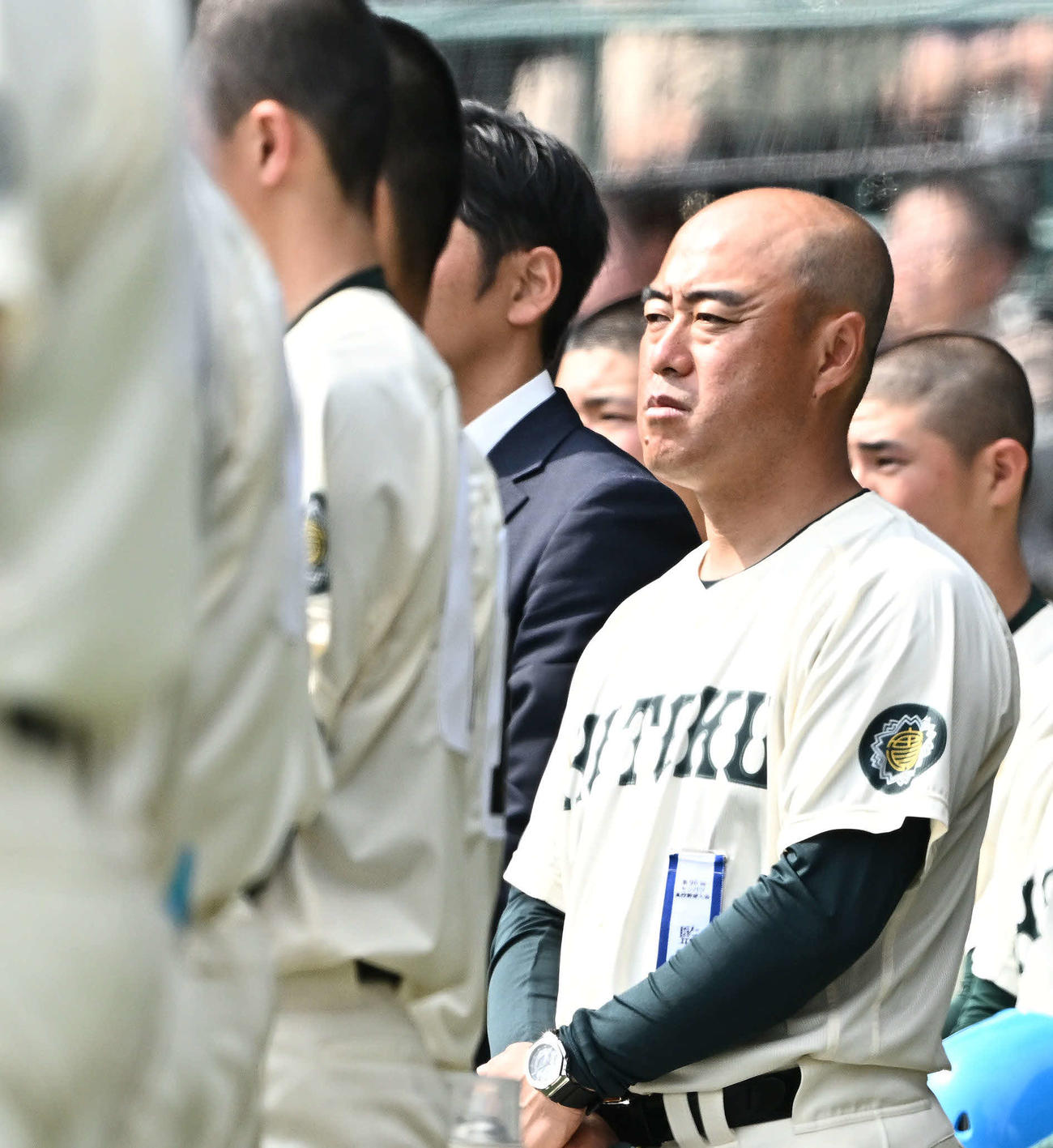 報徳学園対高崎健康福祉大高崎　試合後、整列する報徳学園・大角監督（右）（撮影・滝沢徹郎）
