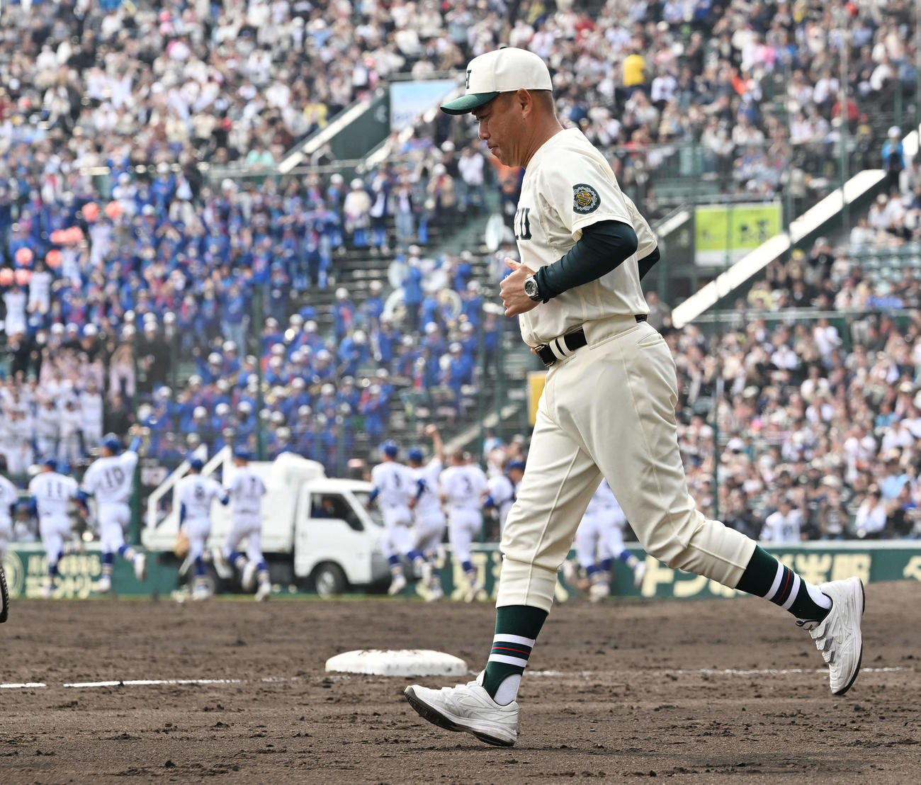 報徳学園対高崎健康福祉大高崎　優勝を逃し応援団へあいさつに向かう報徳学園・大角監督（撮影・滝沢徹郎）