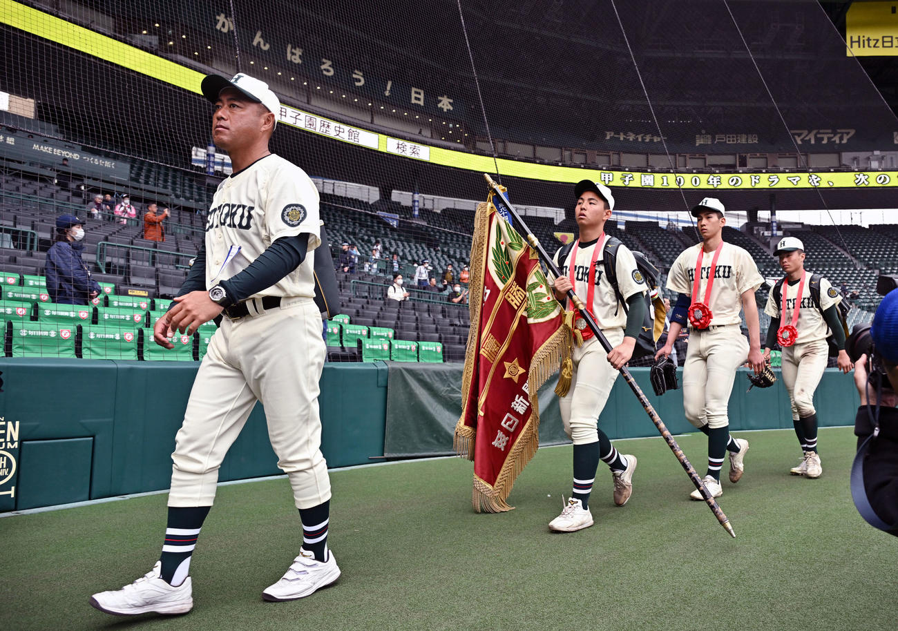 報徳学園対高崎健康福祉大高崎　準優勝に終わり引き揚げる報徳学園の、左から大角監督、間木、今朝丸、福留（撮影・滝沢徹郎）