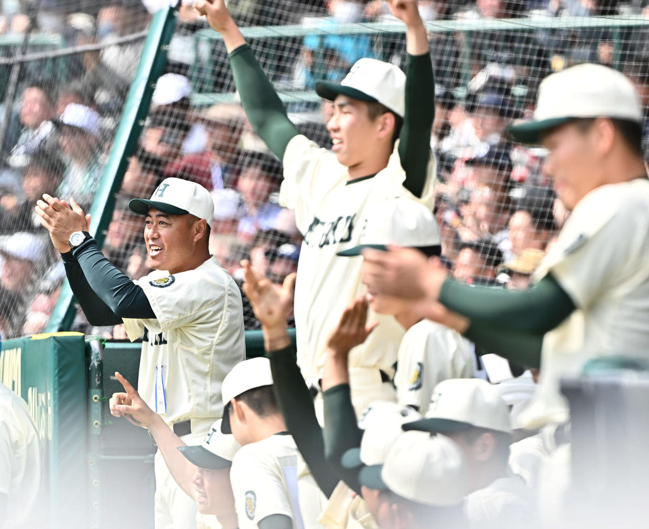 報徳学園対高崎健康福祉大高崎　9回表報徳学園2死一塁、二盗を決めた代走西川に拍手を送る大角監督（後方）（撮影・滝沢徹郎）
