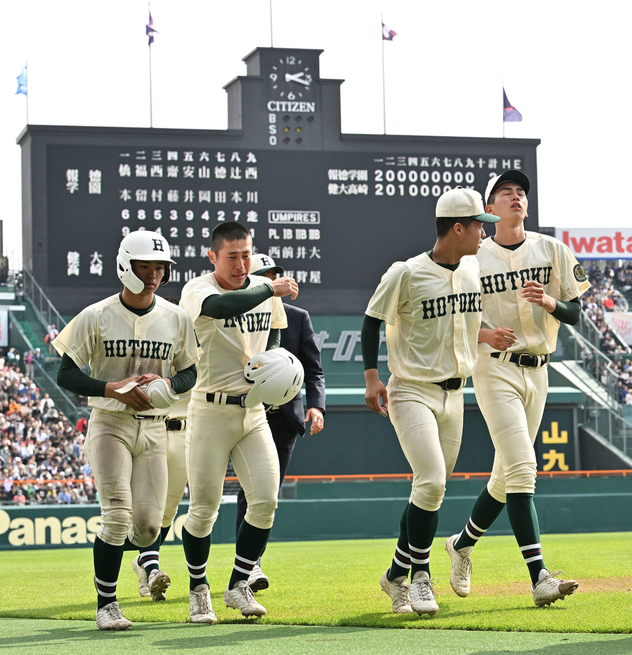 報徳学園対高崎健康福祉大高崎　優勝を逃し悔しげに引き揚げる報徳学園・今朝丸（右）ら（撮影・滝沢徹郎）