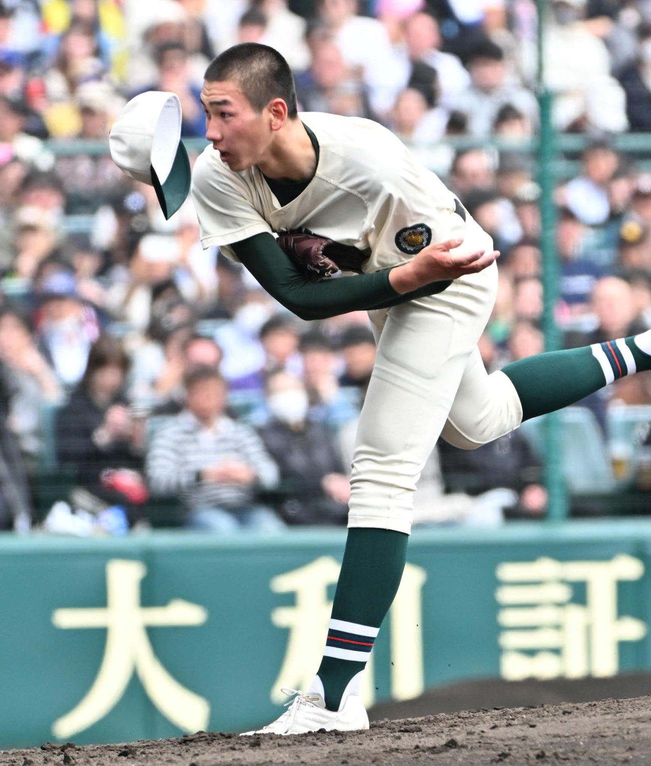 報徳学園対高崎健康福祉大高崎　力投する報徳学園先発の今朝丸（撮影・石井愛子）