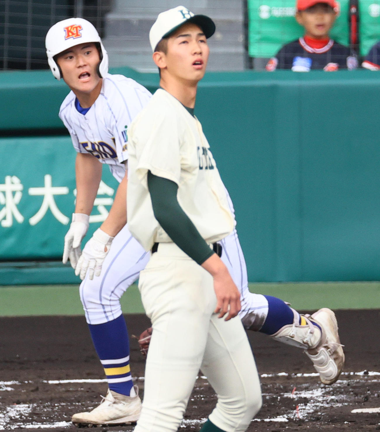 報徳学園対高崎健康福祉大高崎　1回裏高崎健康福祉大高崎2死一、二塁、今朝丸（手前）は辻本に左2点適時二塁打を浴びる（撮影・上山淳一）