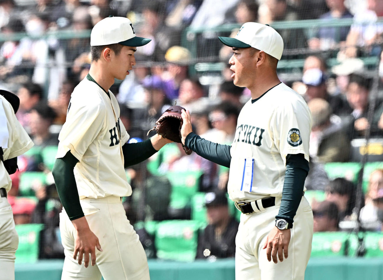 報徳学園対高崎健康福祉大高崎　7回裏を投げ終えた報徳学園・今朝丸（左）は大角監督とタッチをかわす（撮影・滝沢徹郎）