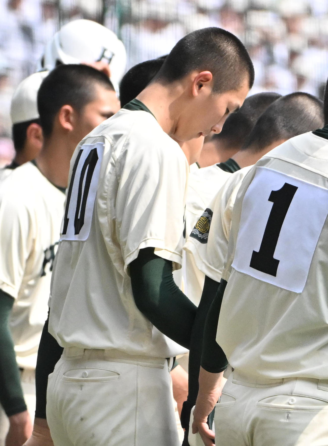 高崎健康福祉大高崎に負け肩を落とす報徳学園・今朝丸裕喜（撮影・石井愛子）