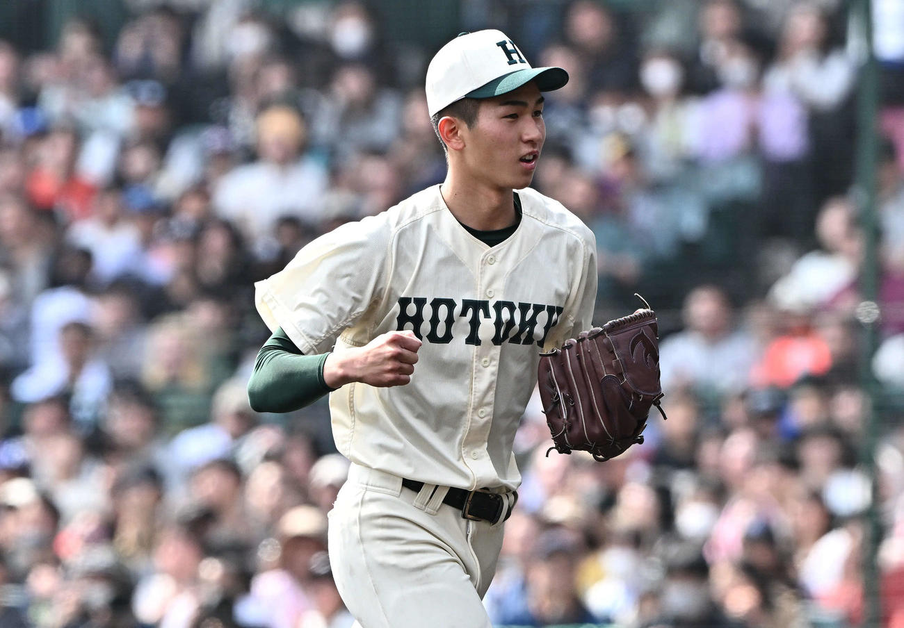 報徳学園対高崎健康福祉大高崎　7回裏高崎健康福祉大高崎2死一塁、代走四宮を牽制で刺しガッツポーズする今朝丸（撮影・滝沢徹郎）