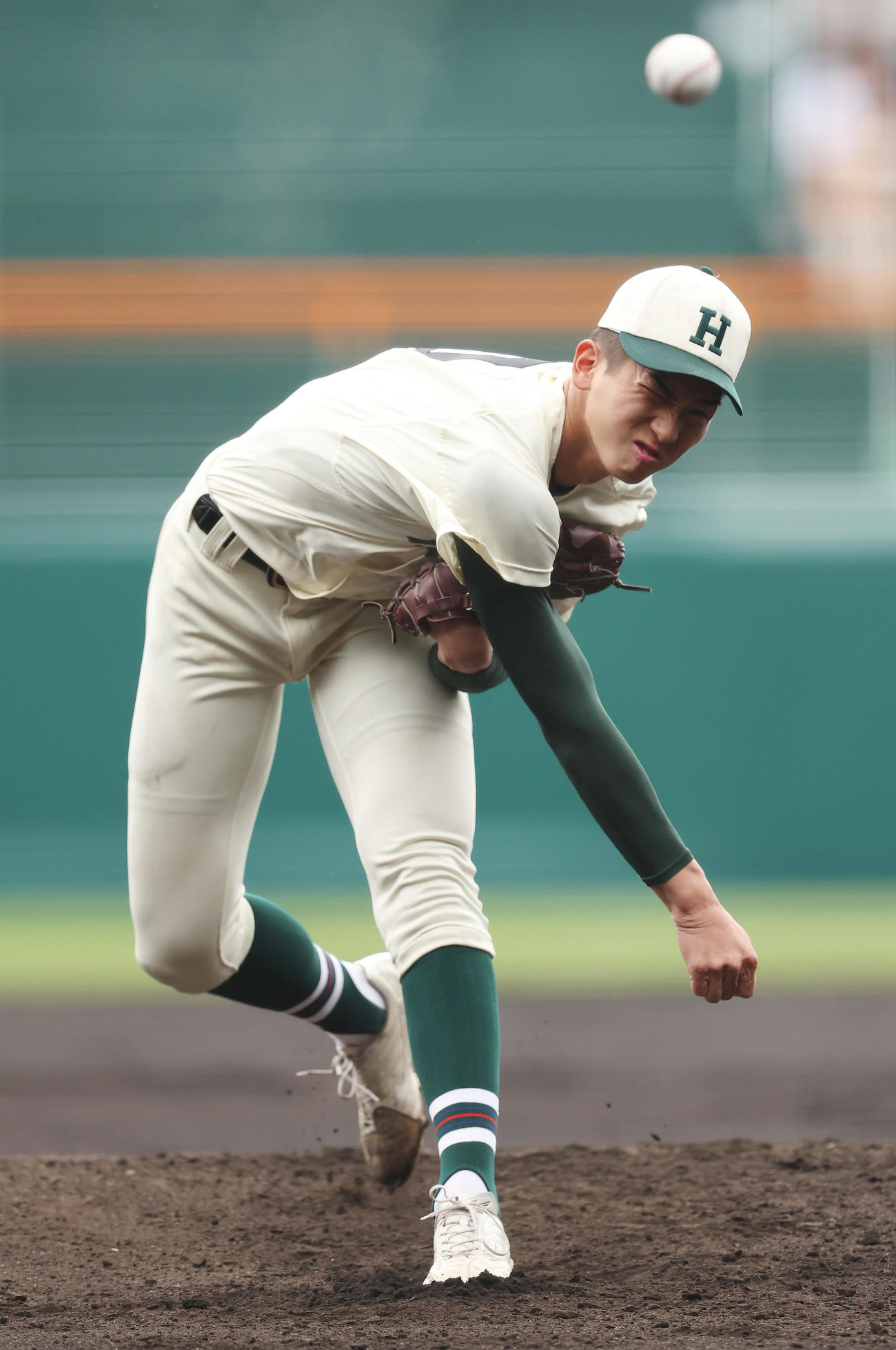 報徳学園対高崎健康福祉大高崎　力投する報徳学園先発の今朝丸（撮影・前田充）