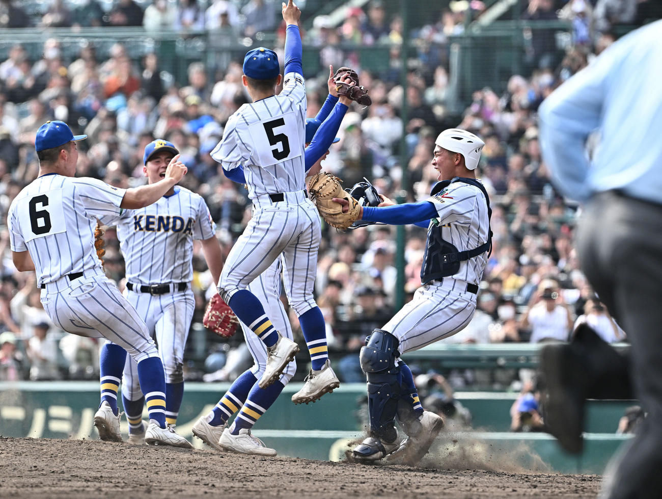 報徳学園対高崎健康福祉大高崎　優勝を決め喜ぶ高崎健康福祉大高崎・箱山（右）ら（撮影・滝沢徹郎）