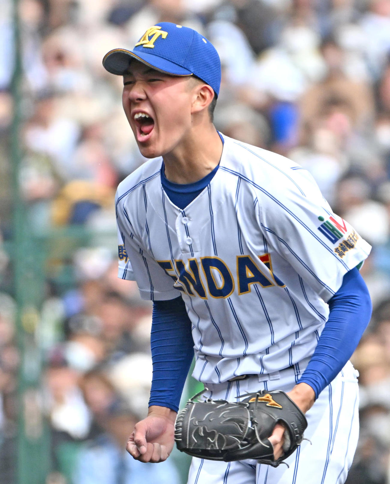 6回裏報徳学園2死一、三塁、今朝丸裕喜を見逃し三振に抑え雄叫びをあげる石垣（撮影・石井愛子）