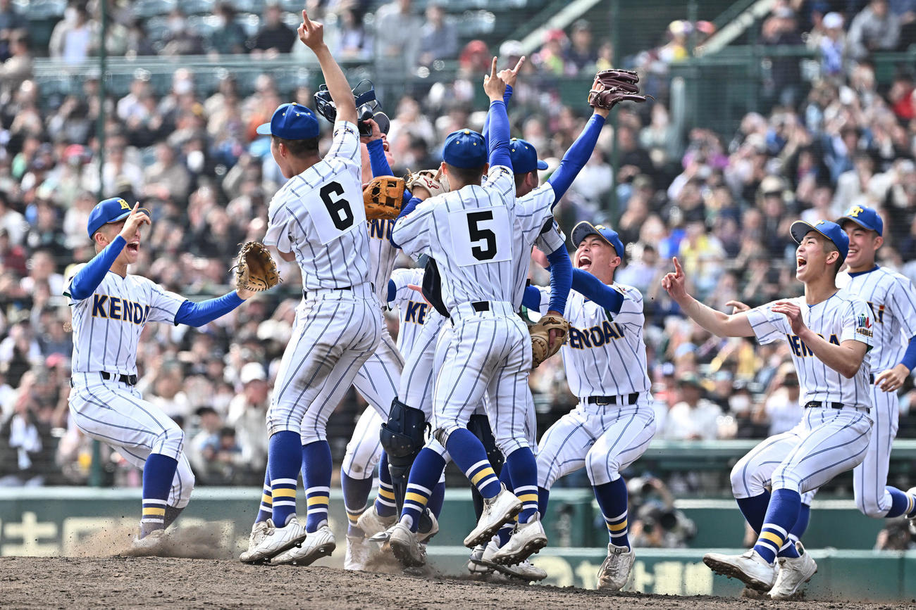 報徳学園対高崎健康福祉大高崎　優勝を決め喜ぶ高崎健康福祉大高崎の選手たち（撮影・滝沢徹郎）