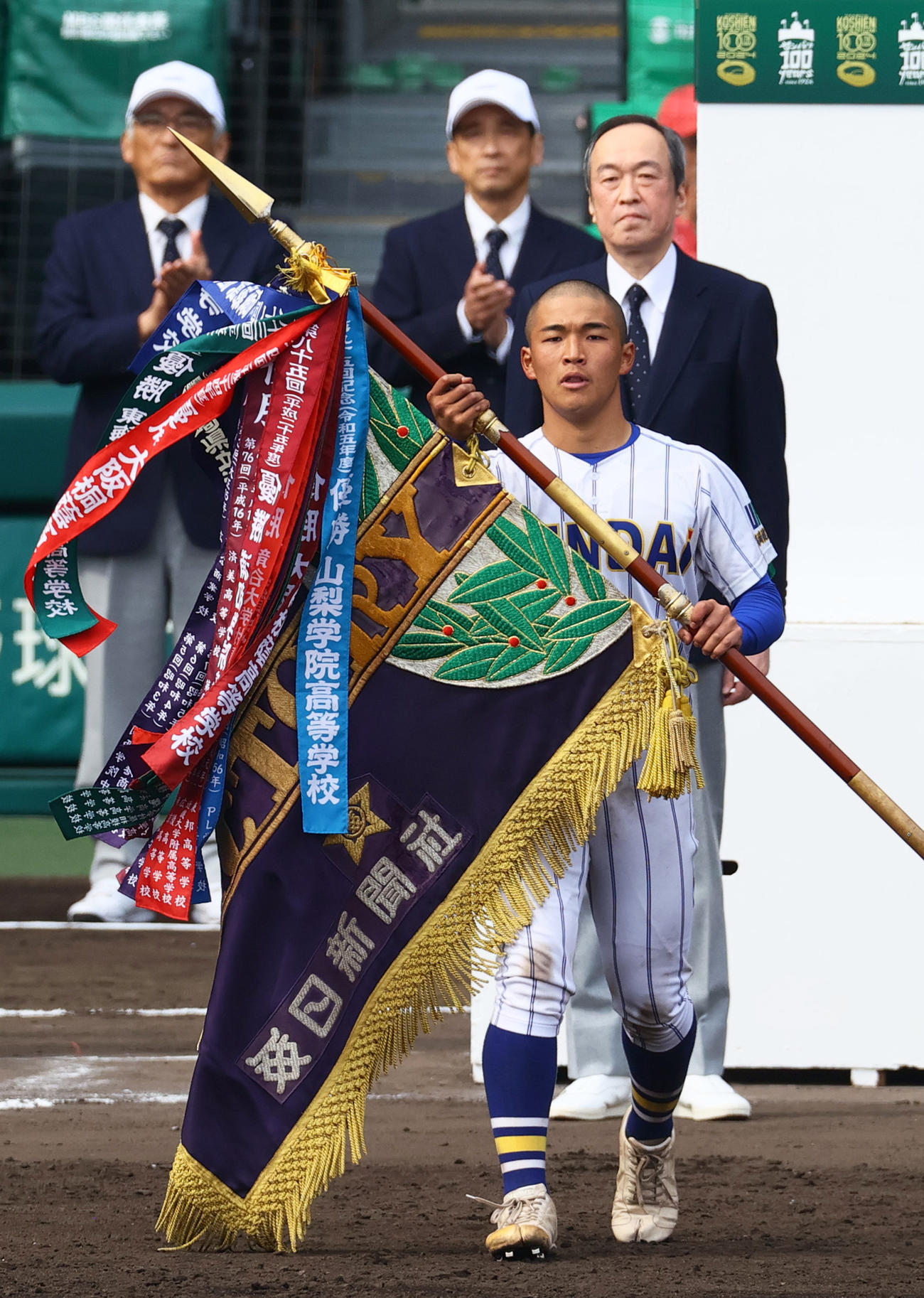 報徳学園対高崎健康福祉大高崎　優勝旗を手にする高崎健康福祉大高崎の箱山主将（撮影・上山淳一）