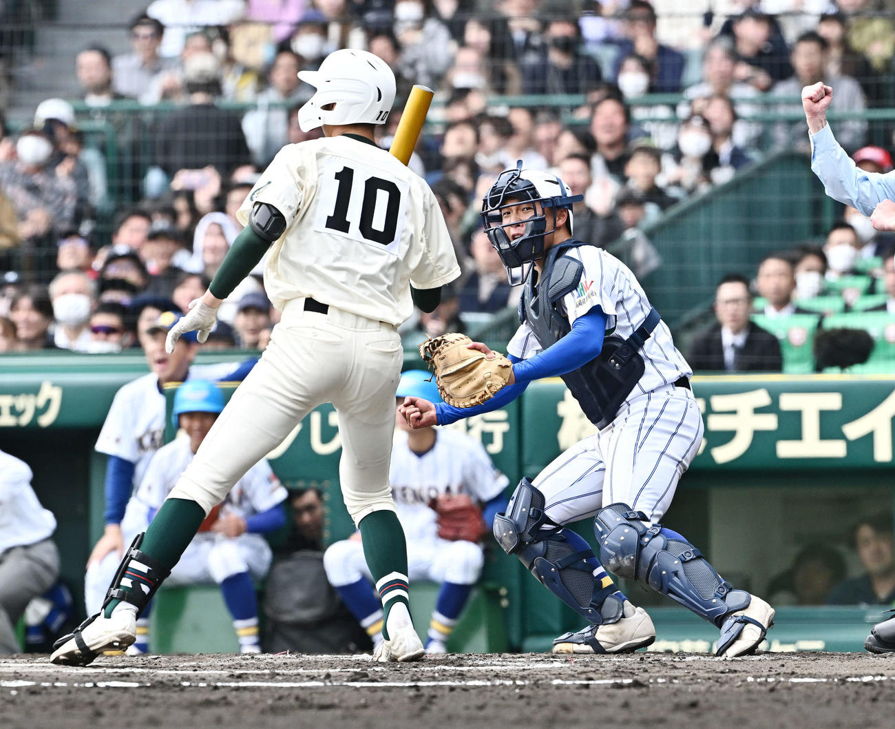 報徳学園対高崎健康福祉大高崎　6回表報徳学園2死一、三塁、今朝丸を見逃し三振に仕留めガッツポーズする捕手箱山（撮影・滝沢徹郎）