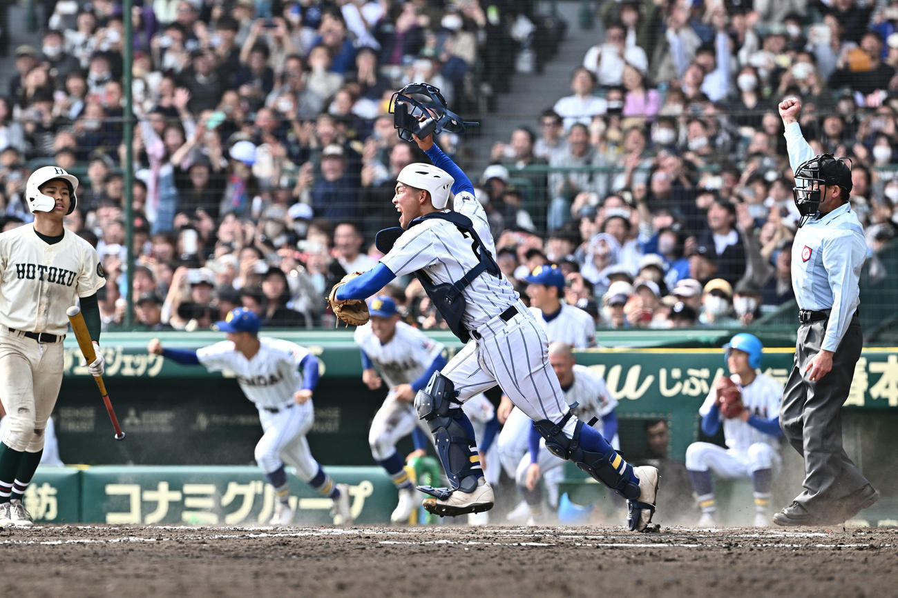 報徳学園対高崎健康福祉大高崎　優勝を決め喜ぶ高崎健康福祉大高崎・箱山（手前）ら（撮影・滝沢徹郎）