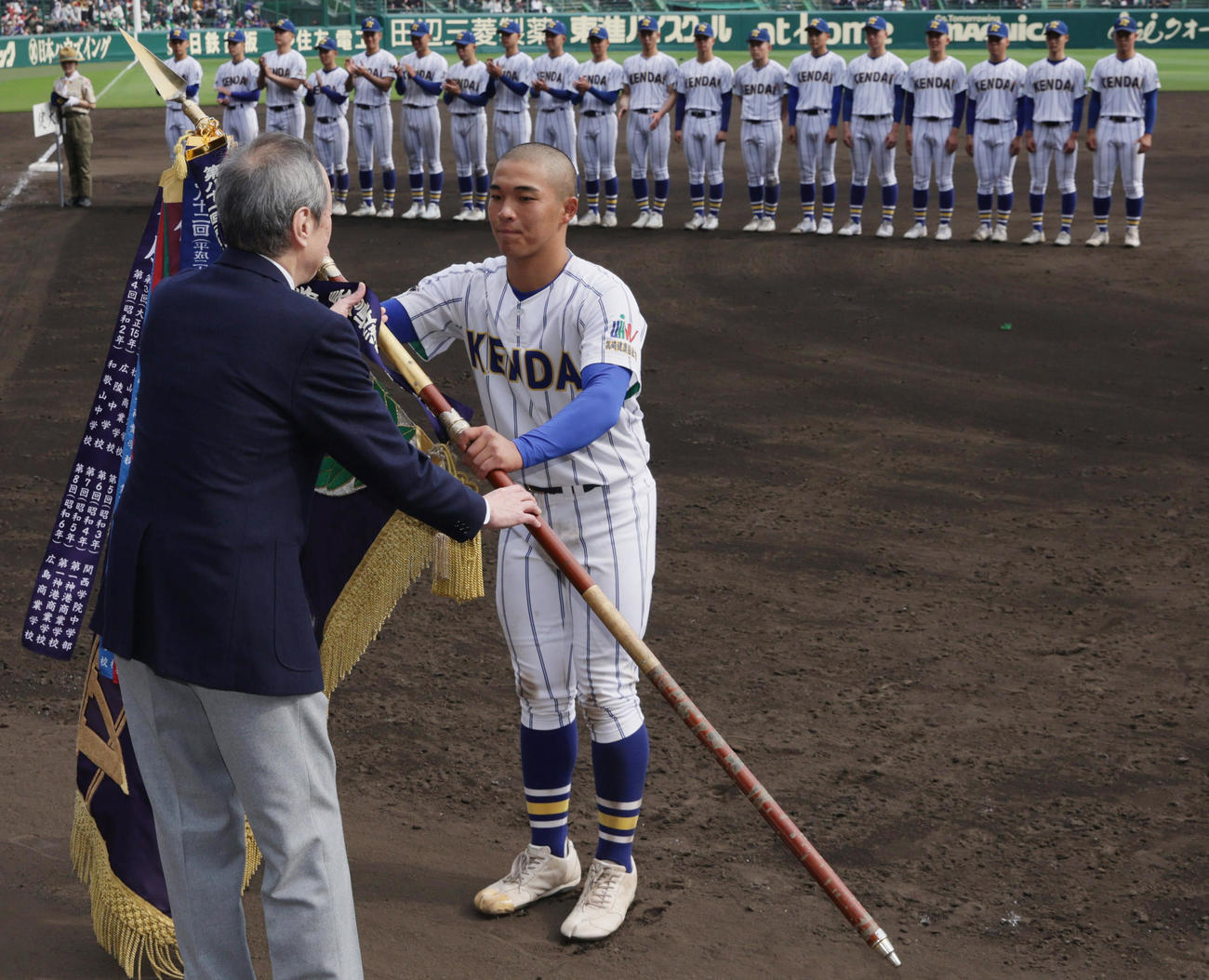 優勝旗を授与される健大高崎の箱山遥人主将＝阪神甲子園球場で2024年3月31日、中川祐一撮影
※高崎健康福祉大高崎
