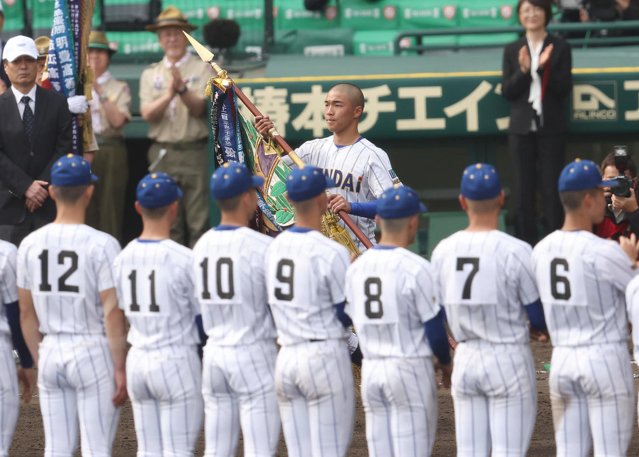 報徳学園対高崎健康福祉大高崎　優勝旗を手に整列に戻る高崎健康福祉大高崎・箱山主将（撮影・前田充）