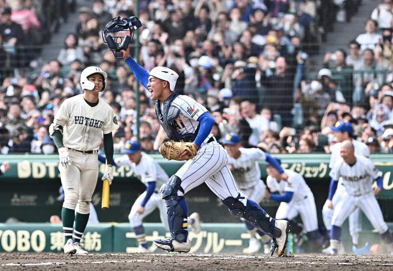 報徳学園対高崎健康福祉大高崎　優勝を決め喜ぶ高崎健康福祉大高崎・箱山（手前）ら（撮影・滝沢徹郎）