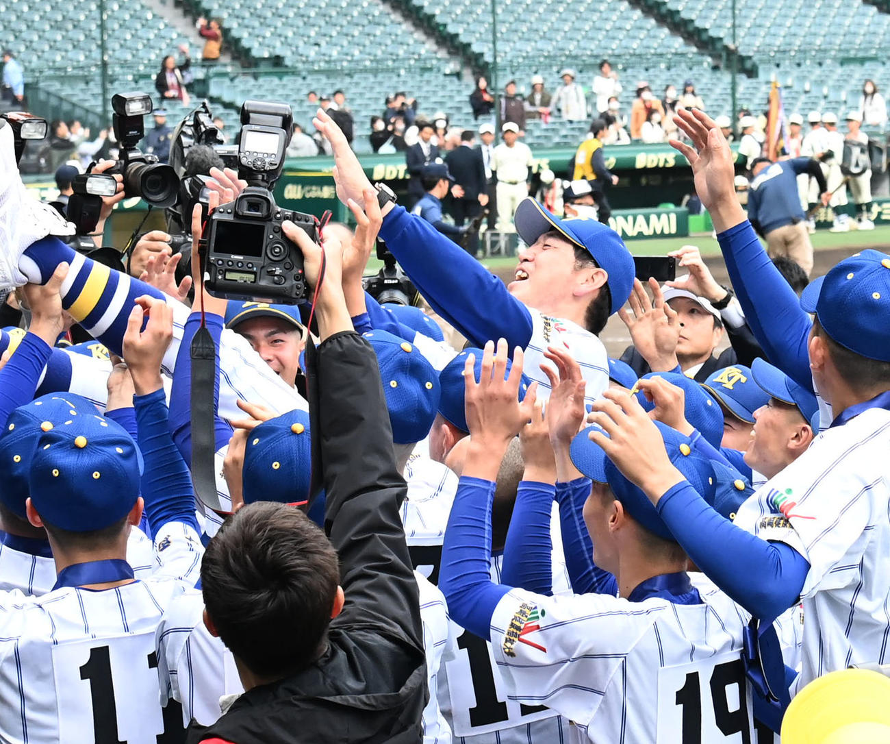 初優勝の高崎健康福祉大高崎・青柳監督は胴上げされる（撮影・石井愛子）
