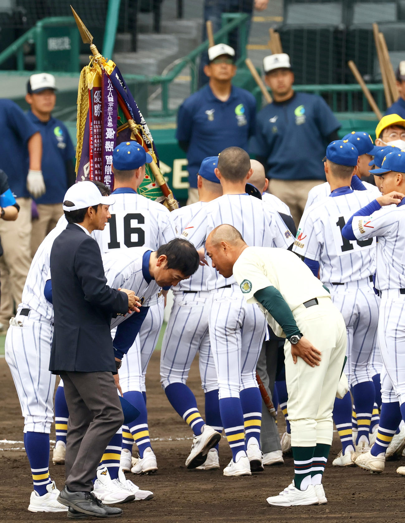報徳学園対高崎健康福祉大高崎　試合を終えあいさつをかわす報徳学園の大角監督（右）と高崎健康福祉大高崎の青柳監督（撮影・上山淳一）