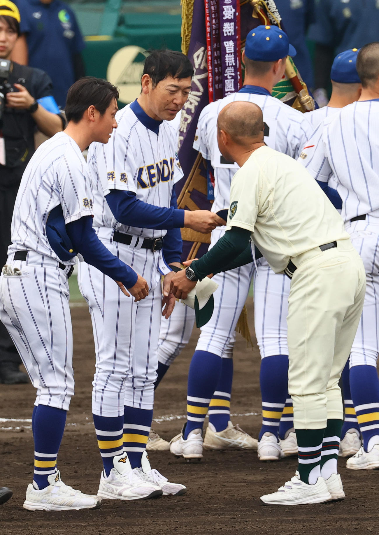 報徳学園対高崎健康福祉大高崎　試合を終え報徳学園の大角監督（右）と握手をかわす高崎健康福祉大高崎の青柳監督（撮影・上山淳一）