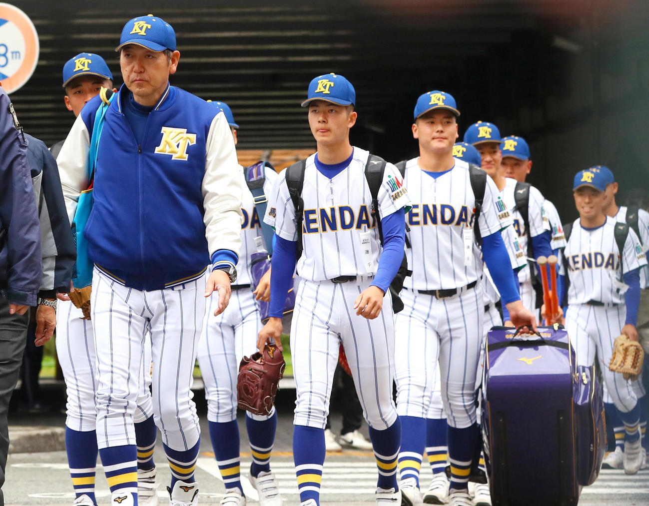 高崎健康福祉大高崎対報徳学園　甲子園球場入りする高崎健康福祉大高崎の青柳監督（手前）ら（撮影・上山淳一）
