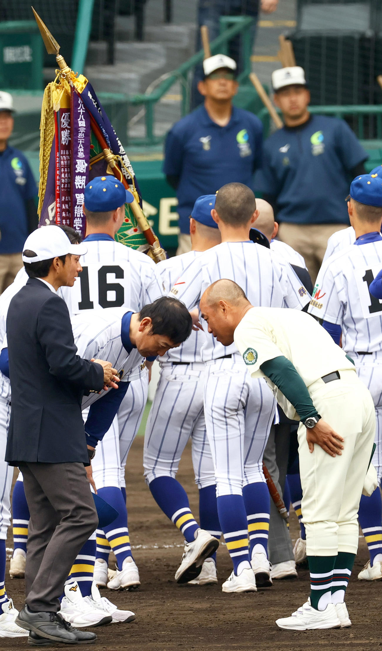 報徳学園対高崎健康福祉大高崎　試合後、あいさつを交わす報徳学園の大角監督（右）と高崎健康福祉大高崎の青柳監督（撮影・上山淳一）